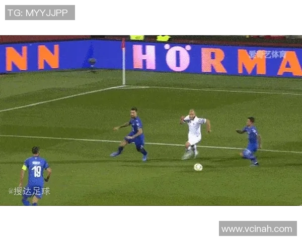 足球头球技艺：球星们如何运用头球突破防线与改变比赛走势