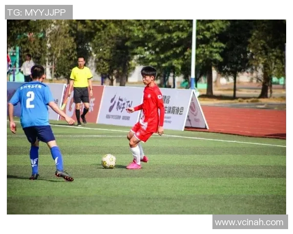 足球接力赛：球星跨界挑战新玩法，速度与技巧的完美碰撞