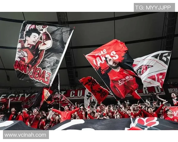 足球巨星挥动加油手势点燃赛场激情鼓舞万千球迷