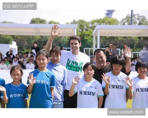 女富二代足球球星携手合影展现豪门风采与运动魅力